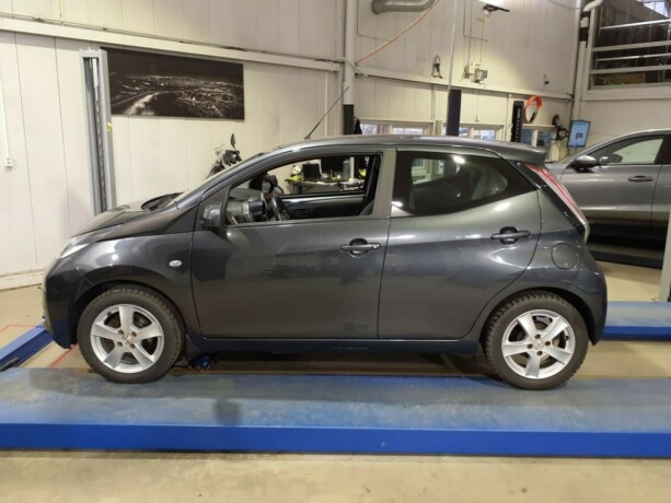 toyota-aygo-bensin-2014-big-2