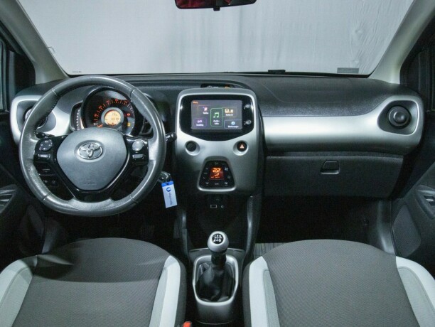 toyota-aygo-bensin-2014-big-24