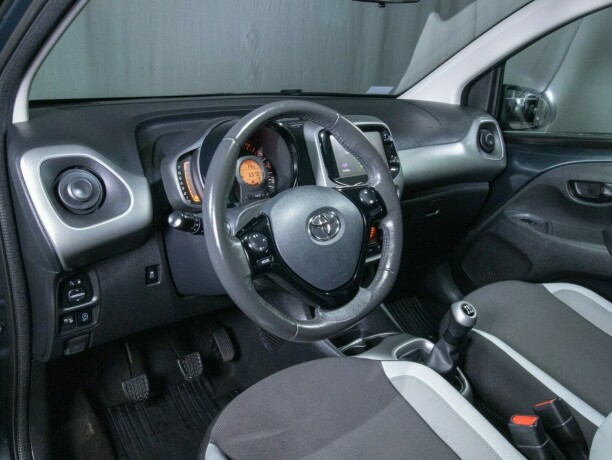 toyota-aygo-bensin-2014-big-38