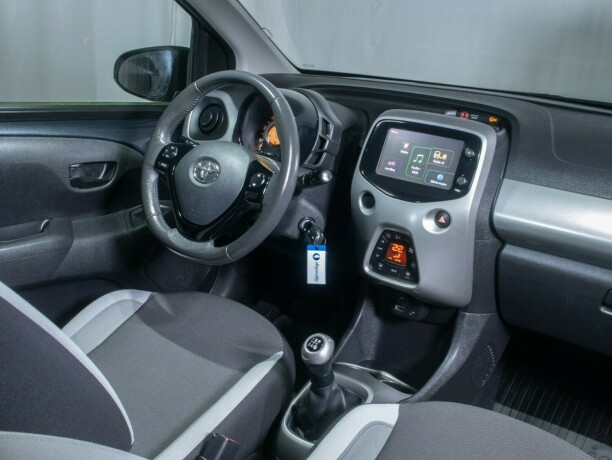 toyota-aygo-bensin-2014-big-22