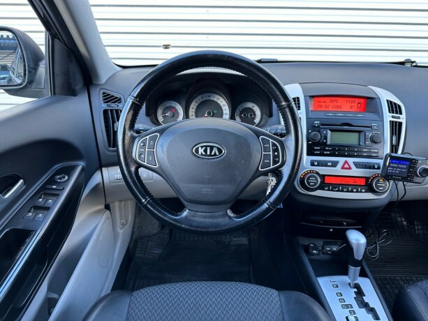 kia-ceed-bensin-2008-big-14