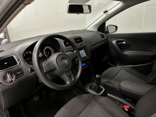 volkswagen-polo-bensin-2010-big-12