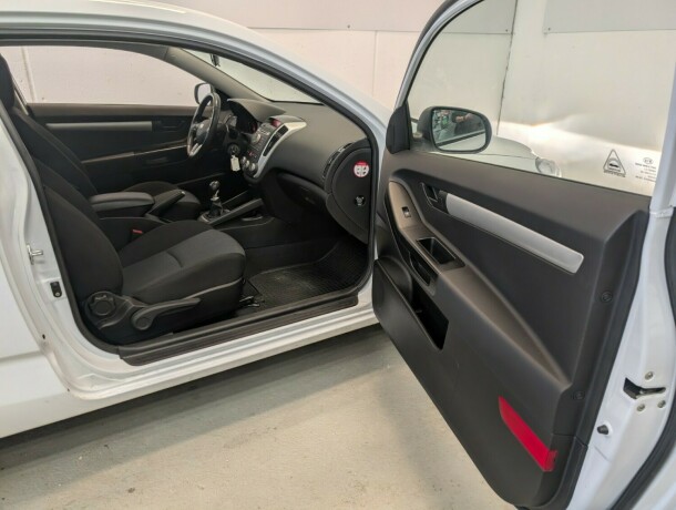 kia-ceed-bensin-2012-big-8