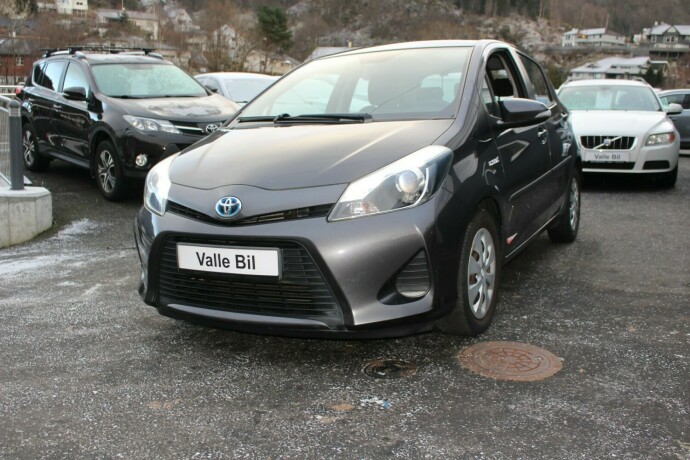 toyota-yaris-elektrisitetbensin-2014-big-1