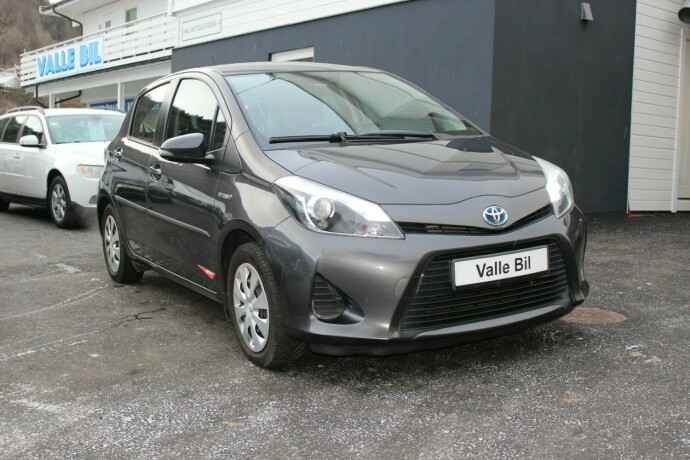 toyota-yaris-elektrisitetbensin-2014-big-0