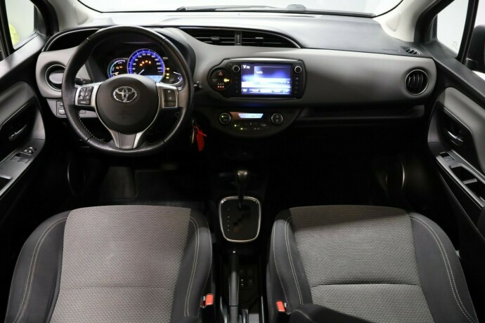 toyota-yaris-elektrisitetbensin-2015-big-6