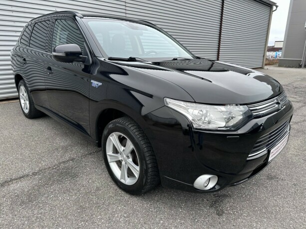 mitsubishi-outlander-elektrisitetbensin-2015-big-1