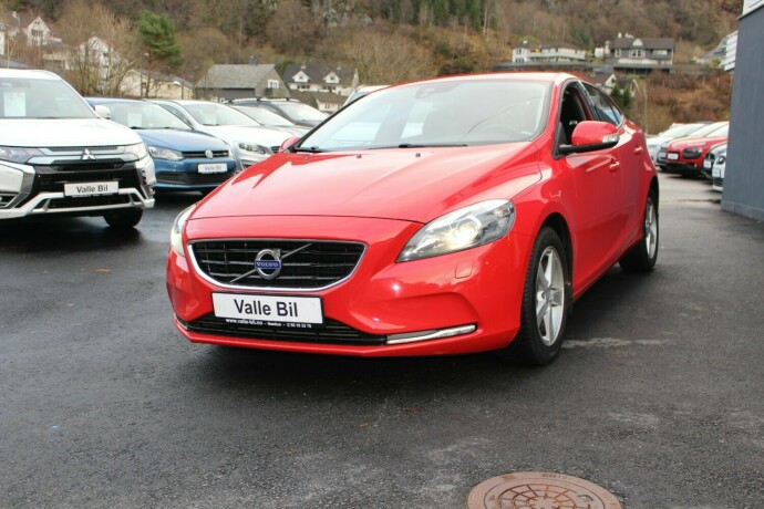 volvo-v40-diesel-2015-big-1