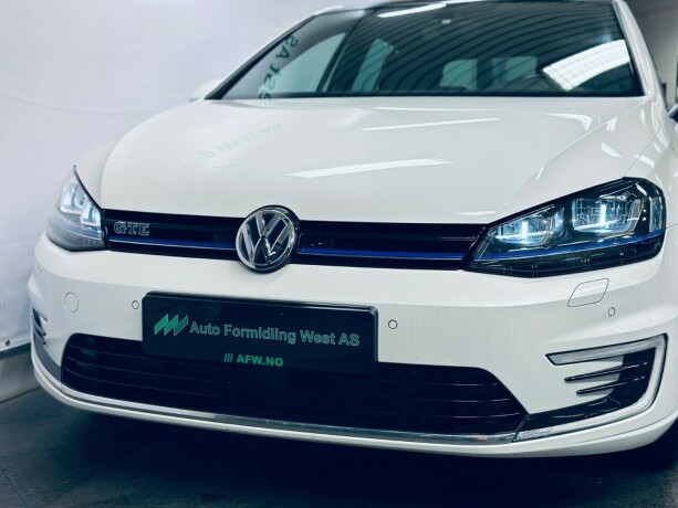 volkswagen-golf-elektrisitetbensin-2017-big-3