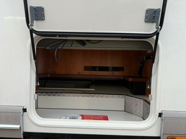 carthago-chic-c-line-xl-58q-queensbed-alde-tandem-diesel-2017-big-9