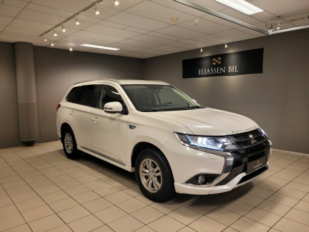 mitsubishi-outlander-elektrisitetbensin-2016-big-0