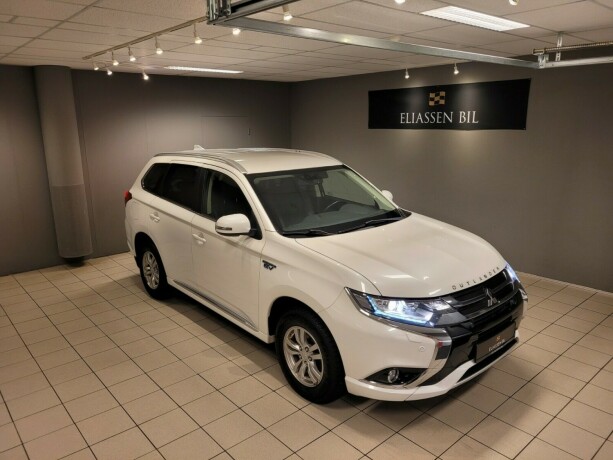 mitsubishi-outlander-elektrisitetbensin-2016-big-1