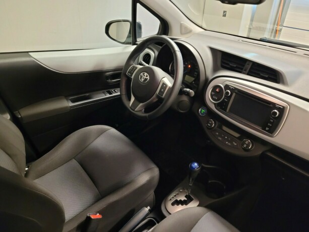 toyota-yaris-elektrisitetbensin-2014-big-14