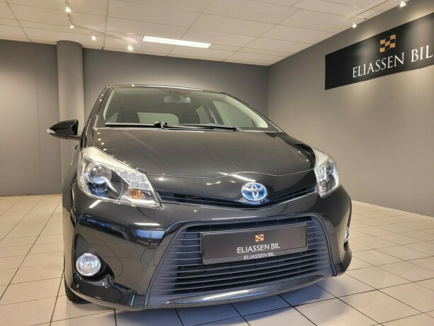 toyota-yaris-elektrisitetbensin-2014-big-10