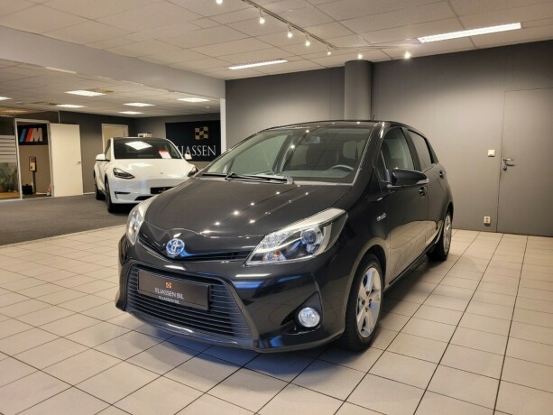 toyota-yaris-elektrisitetbensin-2014-big-9