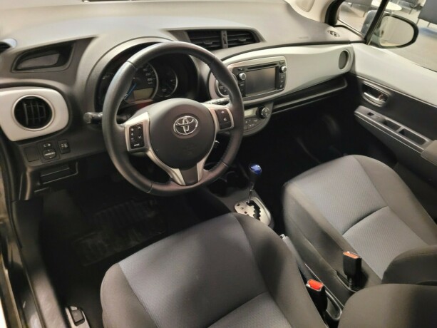 toyota-yaris-elektrisitetbensin-2014-big-18