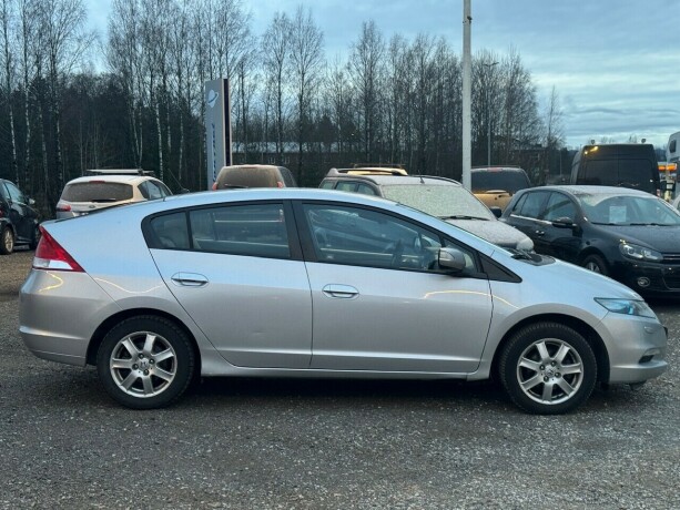 honda-insight-bensin-2010-big-7