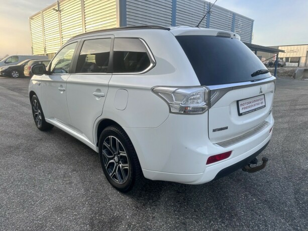 mitsubishi-outlander-elektrisitetbensin-2014-big-2