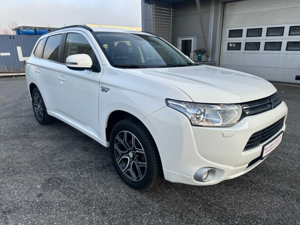 mitsubishi-outlander-elektrisitetbensin-2014-big-1