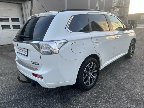 mitsubishi-outlander-elektrisitetbensin-2014-big-3