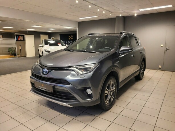 toyota-rav4-elektrisitetbensin-2017-big-10