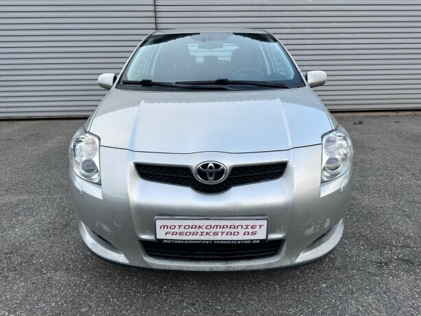 toyota-auris-bensin-2010-big-8