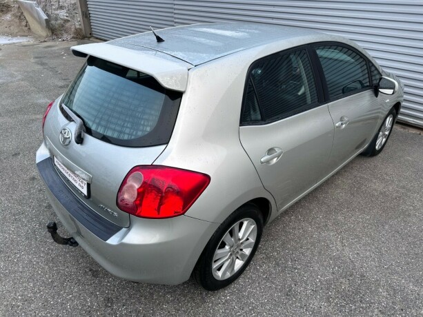 toyota-auris-bensin-2010-big-6