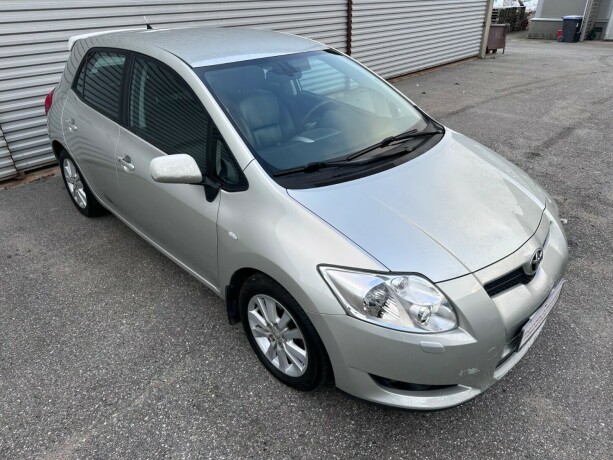 toyota-auris-bensin-2010-big-4