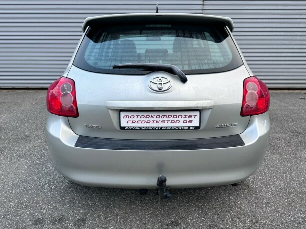 toyota-auris-bensin-2010-big-10