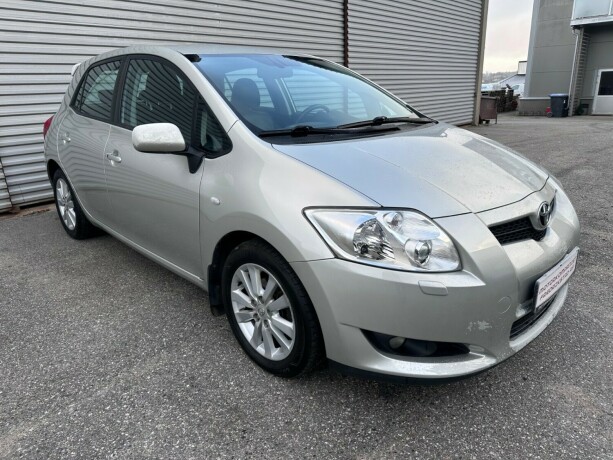 toyota-auris-bensin-2010-big-1