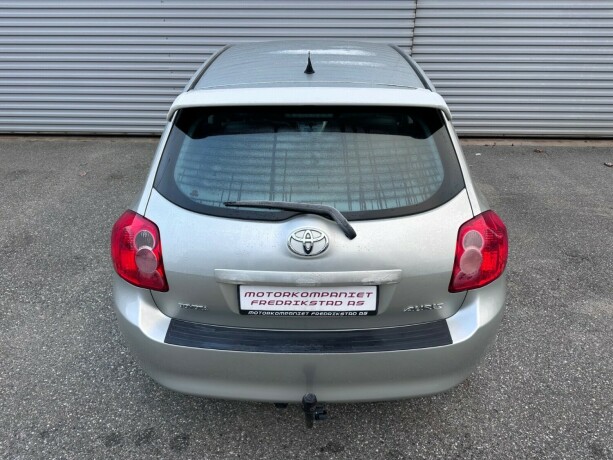 toyota-auris-bensin-2010-big-11