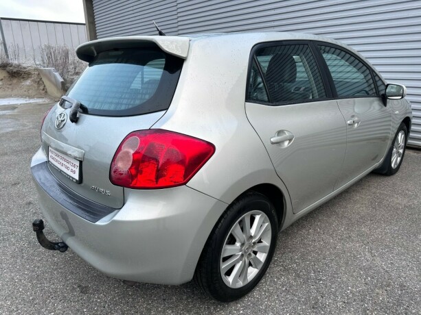 toyota-auris-bensin-2010-big-2