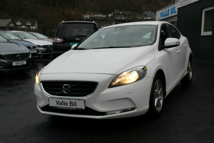 volvo-v40-diesel-2013-big-1