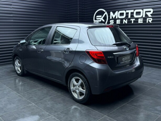 toyota-yaris-elektrisitetbensin-2015-big-1