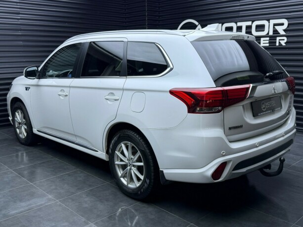 mitsubishi-outlander-elektrisitetbensin-2016-big-1