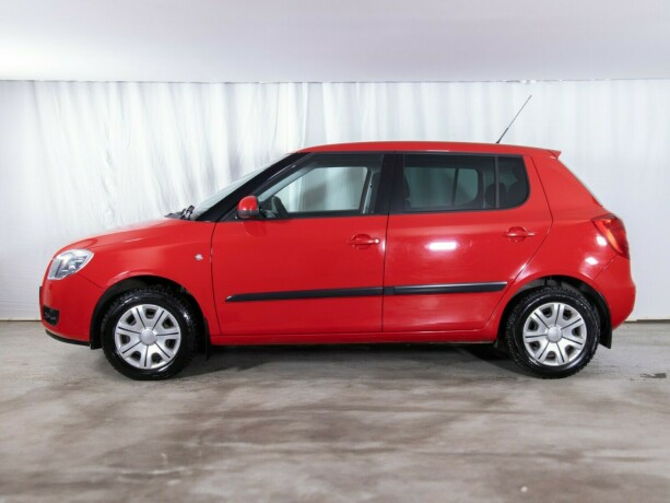 skoda-fabia-bensin-2009-big-4