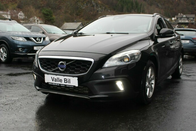 volvo-v40-cross-country-diesel-2016-big-1