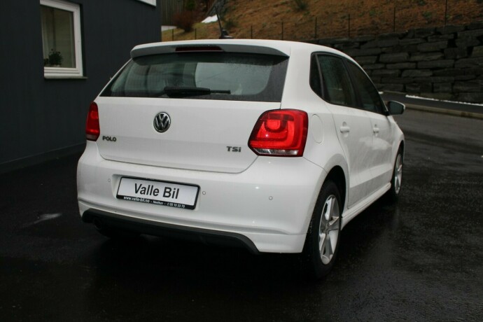 volkswagen-polo-bensin-2013-big-3