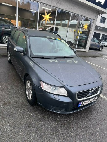 volvo-v50-diesel-2009-big-1