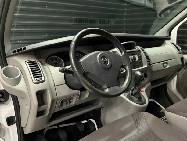 opel-vivaro-diesel-2010-big-10