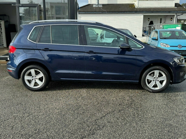 volkswagen-golf-sportsvan-bensin-2015-big-3