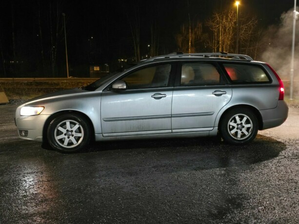 volvo-v50-diesel-2012-big-1