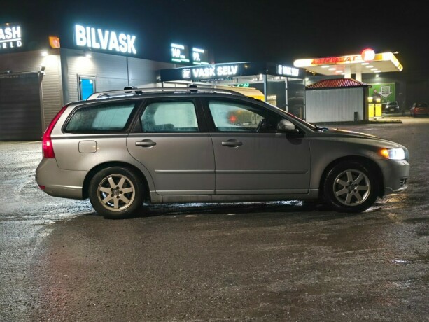 volvo-v50-diesel-2012-big-4