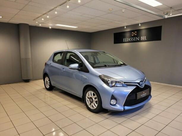 toyota-yaris-elektrisitetbensin-2015-big-0