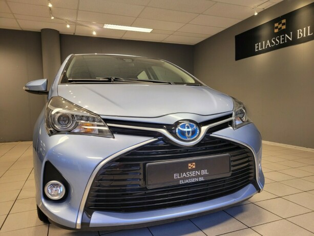 toyota-yaris-elektrisitetbensin-2015-big-10