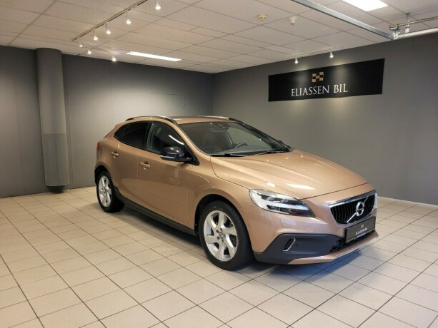 volvo-v40-cross-country-diesel-2017-big-1