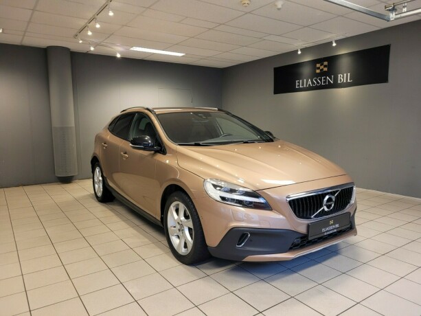 volvo-v40-cross-country-diesel-2017-big-11