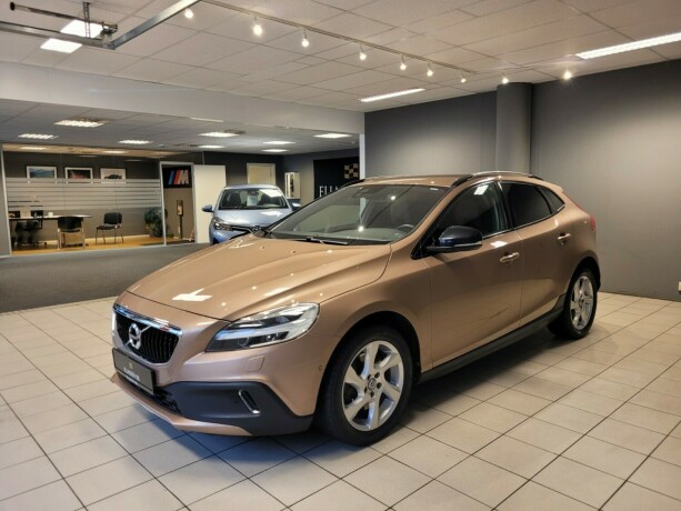 volvo-v40-cross-country-diesel-2017-big-8