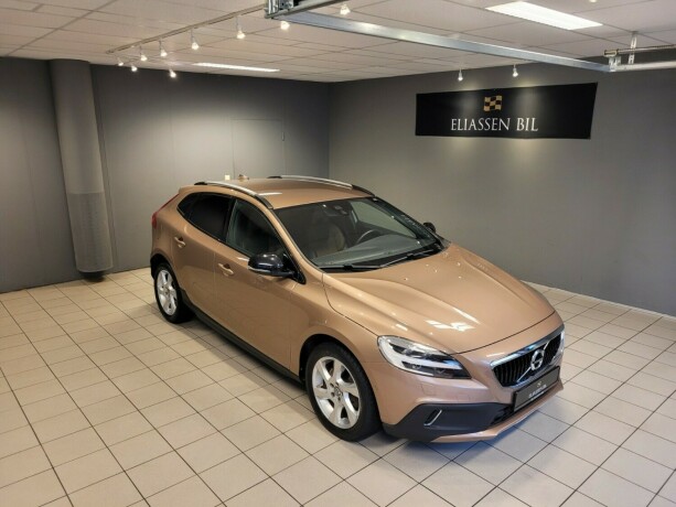 volvo-v40-cross-country-diesel-2017-big-2