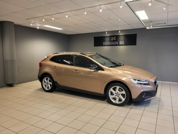 volvo-v40-cross-country-diesel-2017-big-3